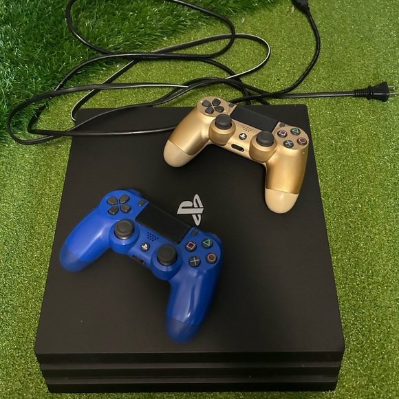 Playstation 4 Pro - Picture 1 of 2